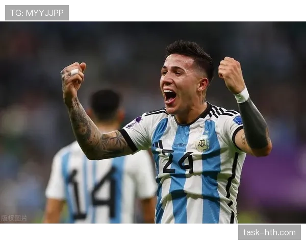 阿尔瓦雷斯家庭背景曝光:出身普通家庭,父母支持其足球生涯 阿尔瓦雷斯家庭背景曝光:出身普通家庭,父母支持其足球生涯