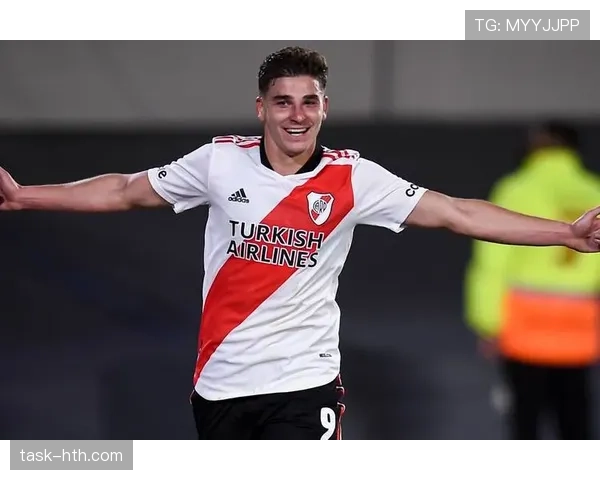 阿尔瓦雷斯机会把握能力与效率型前锋成长逻辑解析