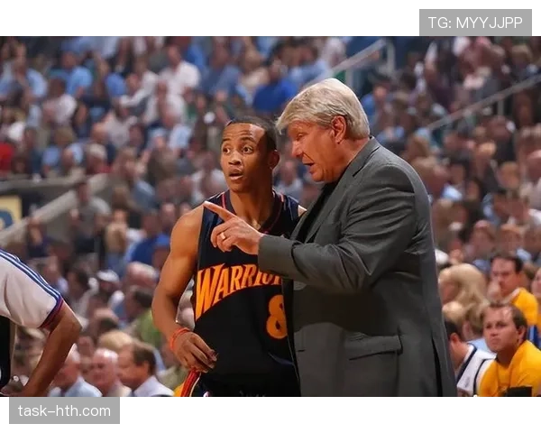 理查德森无球跑动拉开空间，三分效率显著提升