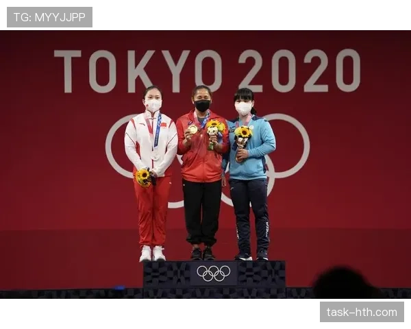 廖秋云训练完顺手拎走两袋蛋白粉，这姐的冰箱怕不是开健身房的