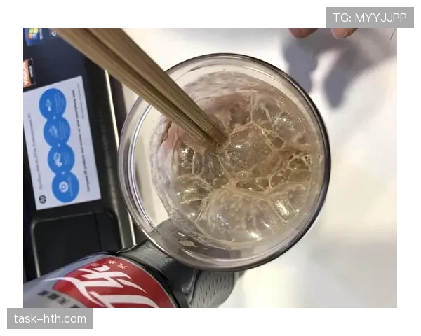 杨千霖家的冰箱里塞满了蛋白粉，连饮料都是按克算的